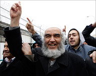 الشيخ صلاح خارجا من سجن الرملة في ديسمبر/ كانون الأول الماضي بعد أن أمضى فيه خمسة أشهر (رويترز-أرشيف)