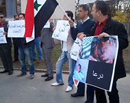 المتظاهرون أعلنوا تضامنهم مع الشهداء الذين سقطوا في المدن السورية (الجزيرة نت)