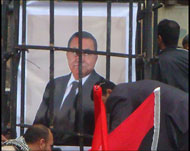 مبارك خلف القضبان.. مشهد من جمعة المحاكمة بميدان التحرير (الجزيرة)