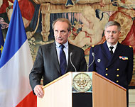وزير الدفاع الفرنسي (يسار) قال إن الإعلان الثلاثي تجاوز التفويض الأممي بليبيا (الفرنسية)