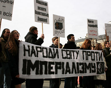 المتظاهرون رددوا هتافات ضد وزارة الخارجية وجهاز المخابرات 