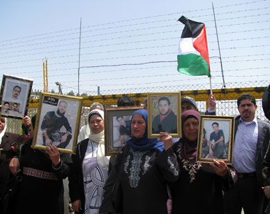 امهات أسرى في اعتصام احتجاجي بمناسبة يوم الأسير أمام سجن عوفر (الجزيرة)