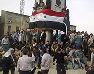 المعتصمون في مركز مدينة حمص طالبوا بالحرية (الجزيرة نت)