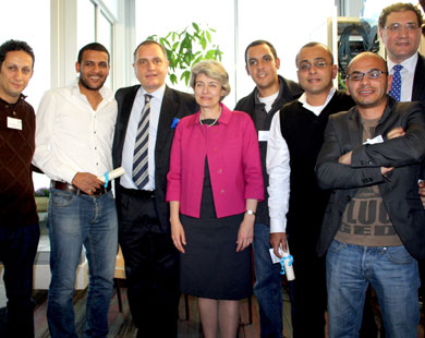 الشرقاوي (الثاني يسارا) في صورة  تجمع الفائزين بالجوائز مع مديرة اليونسكو (الجزيرة نت)