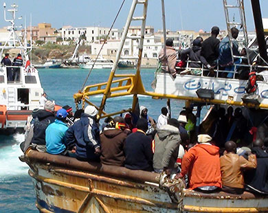 لاجئون فارون من ليبيا لدى وصولهم إلى جزيرة لامبيدوزا الإيطالية (الفرنسية)