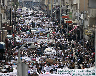 المسيرات الأخيرة في المدن المغربية لم تخل من مطالب بتحسين الوضع المعيشي (رويترز)