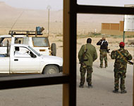 ثوار يحرسون الحدود الليبية مع تونس (رويترز)