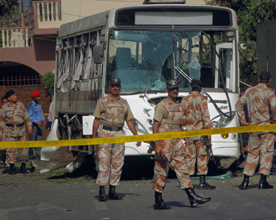 واحدة من حافلات البحرية التي استهدفت في كراتشي (رويترز)