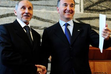 f_Libyan rebel leader Mustafa Abdul Jalil (L) shakes hands with Italian Foreign Minister Franco Frattini during a press conference at the end of their meeting in Rome on April 19