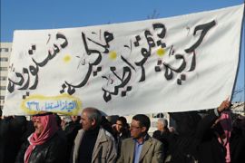 ممثلين عن الشخصيات العشائرية الـ 36 يرفعون يافطة تطالب بالملكية الدستورية امام مجلس النواب الشهر الماضي