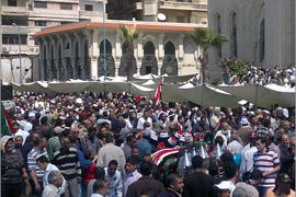 المتظاهرون استنكروا قيام الدكتور عصام شرف رئيس مجلس الوزراء، بتعيين