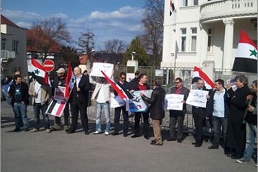 احتشد العشرات من ابناء الجالية السورية اليوم بعد صلاة الظهر امام مبنى السفارة في العاصمة التشيكية براغ