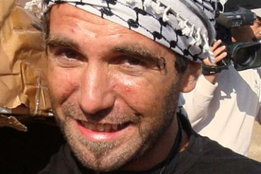International activist Vittorio Arrigoni holds medical aid at Gaza seaport in this October 29, 2008 file picture. A Jihadist group in the Gaza Strip aligned with al Qaeda threatened on April 14, 2011 to execute the abducted Italian it is holding within hours, unless Hamas Islamists release the group's leader.