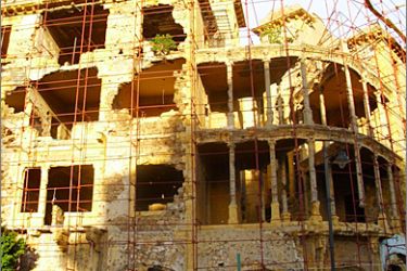 منطقة السوديكو في بيروت العاصمة تعرضت للقصف المدفعي في الثمانينات ايام الحرب الاهلية اللبنانية هناك عمل على ترميم المبنى الصورة عام 2010