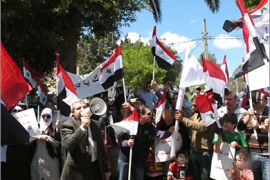الجالية السورية وأطفالهم هتفوا للحرية في الوقفة الاحتجاجية أمام سفارتهم بالجزائر
