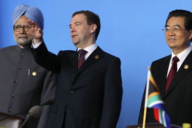 r_Russia's President Dmitry Medvedev (C) gestures as he talks to India's Prime Minister Manmohan Singh (L), next to China's President Hu Jintao, during a joint news conference