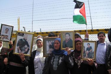 امهات أسرى في اعتصام احتجاجي بمناسبة يوم الأسير امام سجن عوفر