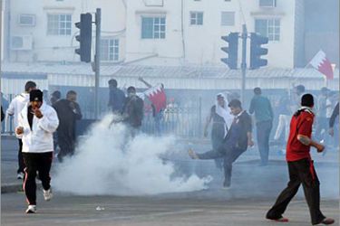 الشرطة أطلقت الغازات المسيلة للدموع لتفريق المحتجين