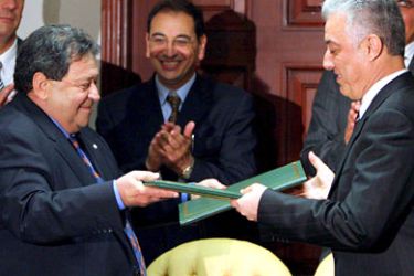 epa00948591 (FILES) A file photo shown Israeli Infrastructure Minister Binyamin Ben Eliezer (L) and Egyptian Oil Minister Sameh Fahmi (R) exchange signed agreements to supply natural gas to the Jewish state, during a ceremony on the outskirts of Cairo, Thursday 30 June 2005.