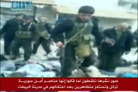 قوات امن تقوم بركل متظاهرين في مدينة البيضاء السورية