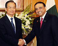 الرئيس الباكستاني (يمين) يرحب برئيس الوزراء الصيني (الأوروبية-أرشيف)