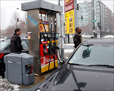 الأسعار المرتفعة للبنزين أدت إلى تراجع الطلب الأميركي على النفط (رويترز)