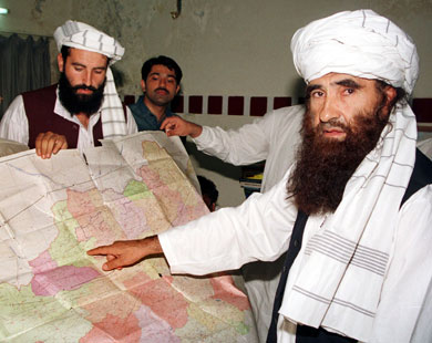 حقاني (يمين) يعتبر بطلا وطنيا بأفغانستان لقيادته مقاتليه في الحرب ضد السوفيات (رويترز)