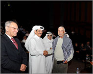 وزير الثقافة القطري يصافح أحمد الحفناوي (الجزيرة نت)