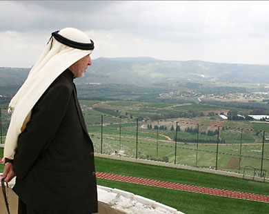 فلسطيني يتطلع إلى أرضه من مطل في الجنوب اللبناني (الجزيرة نت)