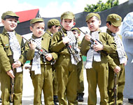 أطفال يرتدون زي الثوار الفلسطينيين (الجزيرة نت)  
