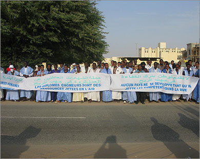 من مظاهرة لمجموعة من الشباب العاطلين عن العمل في موريتانيا (الجزيرة نت-أرشيف)
