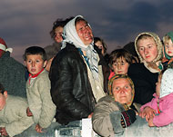  صورة أرشيفية لنساء وأطفال بوسنيين شردهم ملاديتش وقتل ذويهم (الفرنسية)