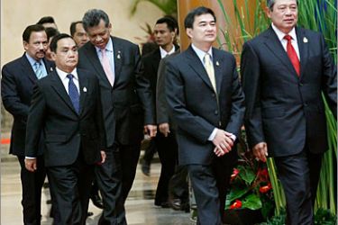 (From R to L) Indonesia's President Susilo Bambang Yudhoyono walks with Thailand's Prime Minister Abhisit Vejjajiva, ASEAN Secretary General Surin Pitsuwan, Laos' Prime Minister Thongsing Thammavong, Brunei's Sultan Hassanal Bolkiah and Myanmar Prime Minister Thein Sein after a retreat at the 18th ASEAN Summit in Jakarta May 8, 2011. REUTERS/Supri (INDONESIA - Tags: POLITICS ROYALS)