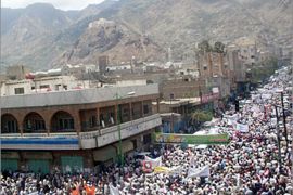 عشرات الآلاف تظاهروا اليوم الأحد بمدينة تعز اليمنية