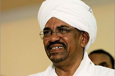 Sudanese President Omar al-Bashir weclomes an Egyptian diplomatic delegation at his offices in Khartoum on May 7, 2011 as the United Nations warned that new deadly clashes in the disputed oil region of Abyei risk undermining relations between the rival north and south Sudan governments as they head for permanent separation