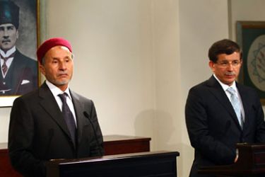 ALT002 - Ankara, Ankara, TURKEY : Turkish Foreign Minister Ahmet Davutoglu (R) and the Head of Libyan rebels' National Transitional Council, Mustafa Abdul-Jalil, speak during a news conference in Ankara on May 23, 2011