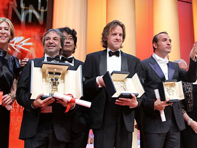 From left : Producer of the Terrence Malick movie "The Tree of Life" (Palme d'Or) Dede Gardner, Argentinian director of the movie "Las Acacias" (Camera d'Or) Pablo Giorgelli, Malick's producer Bill Pohlad and French actor Jean Dujardin (Best actor) pose at the end of the closing ceremony of the the 64th Cannes Film Festival on May 22, 2011 in Cannes. AFP PHOTO / VALERY HACHE