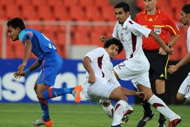 Jewel Raja Shaikh (L) of India dribbles past Qatar's Abdulla (2nd L), Hasan Al Haydos (2nd R) and Fadhl Omar (R) during the second leg of their 2012 London Olympic Asian qualifying football match at The Shiv Chattrapati Stadium at Balewadi in Pune on June 23, 2011. AFP