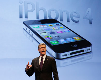 

هاتف آي فون يظل بالمرتبة الثالثة من حيث الشعبية حتى عام 2015 (رويترز) 