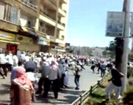 عشرات الألوف شاركوا في تشييع قتلى الجمعة بمدينة حماة (الجزيرة)