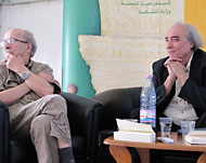 الروائي الأعرج والمترجم مارسيل بوا أثناء الأمسية الأدبية (الجزيرة نت)