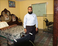 عبد الغني ياسين يتوسط حجرة نوم والده(الجزيرة نت)