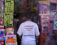 الفلسطينيون خاضوا آلاف الحملات الشعبية والرسمية لمقاطعة منتجات المستوطنات  (الجزيرة نت)