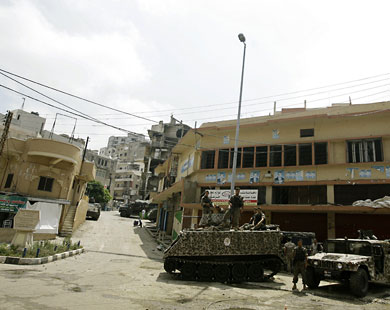 هدوء حذر وآليات للجيش اللبناني على مدخل بعل محسن في مدينة طرابلس اللبنانية (الفرنسية)