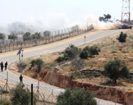 طواقم إسرائيلية تشرف على عملية تفكيك الجدار (الجزيرة نت)