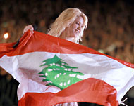 
شاكيرا وهي تحمل علم موطنها الأصلي في مايو/أيار بالعاصمة اللبنانية (الأوروبية-أرشيف)شاكيرا وهي تحمل علم موطنها الأصلي في مايو/أيار بالعاصمة اللبنانية (الأوروبية-أرشيف)