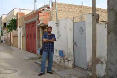 / أمام منزل محمد البوعزيزي.. وحدود المنزل فقط على امتداد الجدار الأبيض