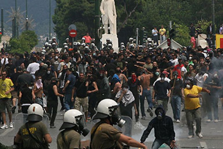 LOU015 - Athens, -, GREECE : Protestors face riot police on June 15, 2011 during a demonstration near the parliament in the center of Athens. Thousands of demonstrators besieged the Greek parliament on June 15 in a large anti-austerity protest marred by violence, leaving at least a dozen injured ahead of a critical reform vote in parliament. AFP PHOTO