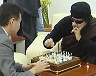 أيليومغينوف زار طرابلس ولعب الشطرنج مع القذافي (رويترز-ارشيف)