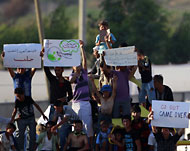 لاجئون سوريون في تركيا يطالبون بإسقاط النظام (رويترز)